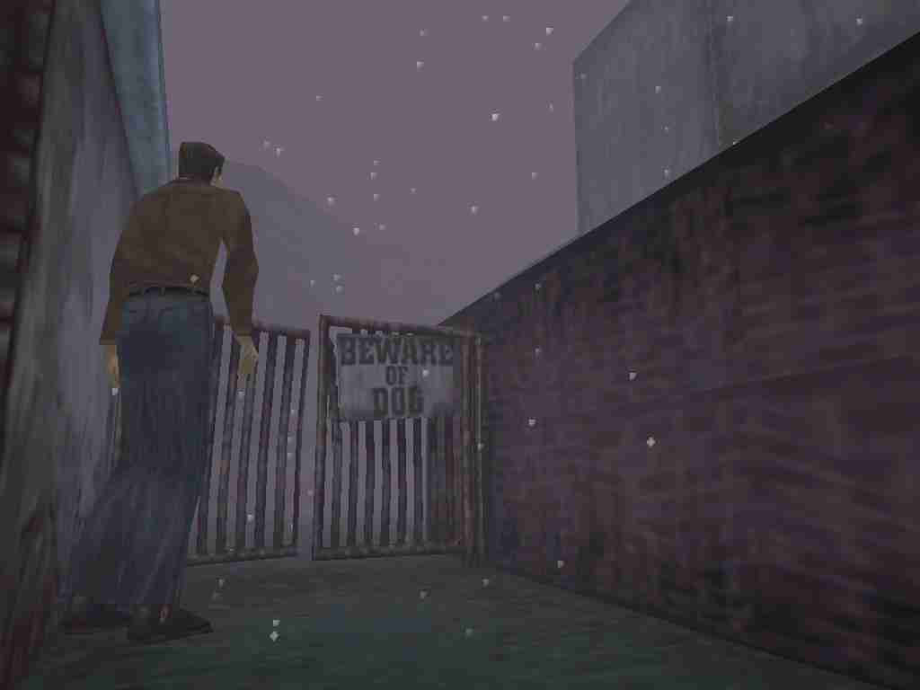 Shot of Silent Hill, Harry stand in an alley