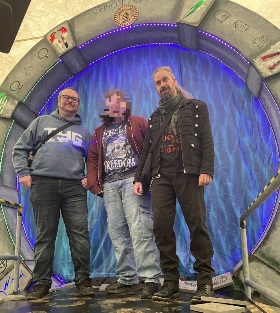 three reprobates pose for a picture in front of the Stargate - Comic Con 25
(middle person blurred by request)