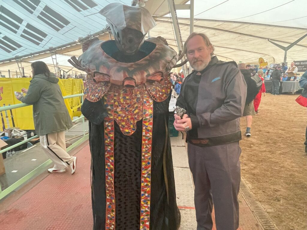 A Vorlon encounter suit and a station security officer from Babylon 5 - Comic Con 25