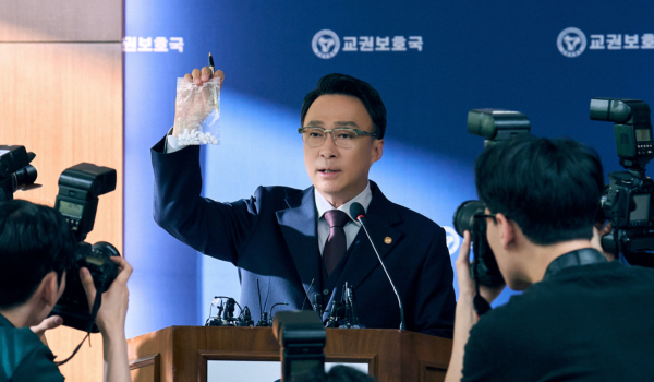 Minister of Education, Choi Gabg-seok, in a press meeting regarding a recent case of drugs in schools - Teach You A Lesson